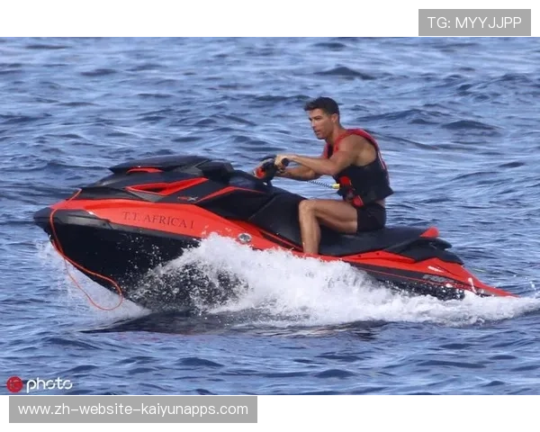 C罗与豪门球员共用私人游艇，豪华生活曝光